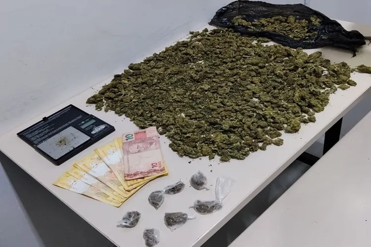 Motorista tenta fugir de abordagem e PM apreende porções de maconha em Conquista